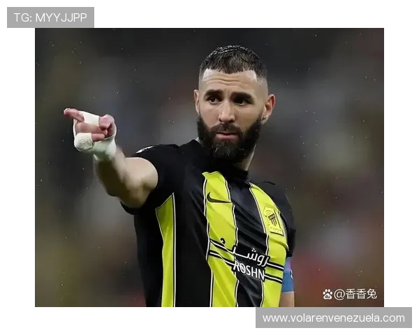 本泽马巅峰期为何来得晚：中锋角色转型解析