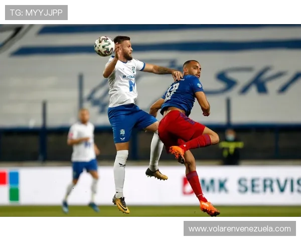 斯通斯与迪亚斯:技术型与指挥型中卫的战术角色差异分析 斯通斯与迪亚斯:技术型与指挥型中卫的战术角色差异分析